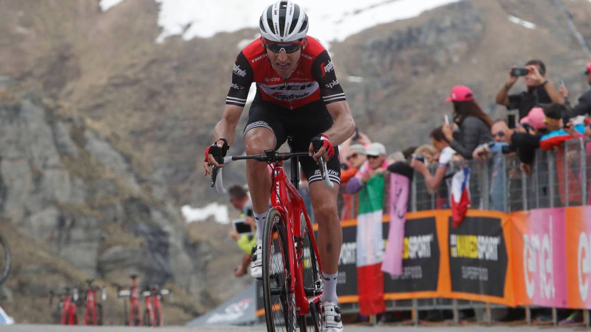 Bauke Mollema llega a la meta del Lago Serrù, en Ceresone Reale, en la 13ª etapa del Giro de Italia.