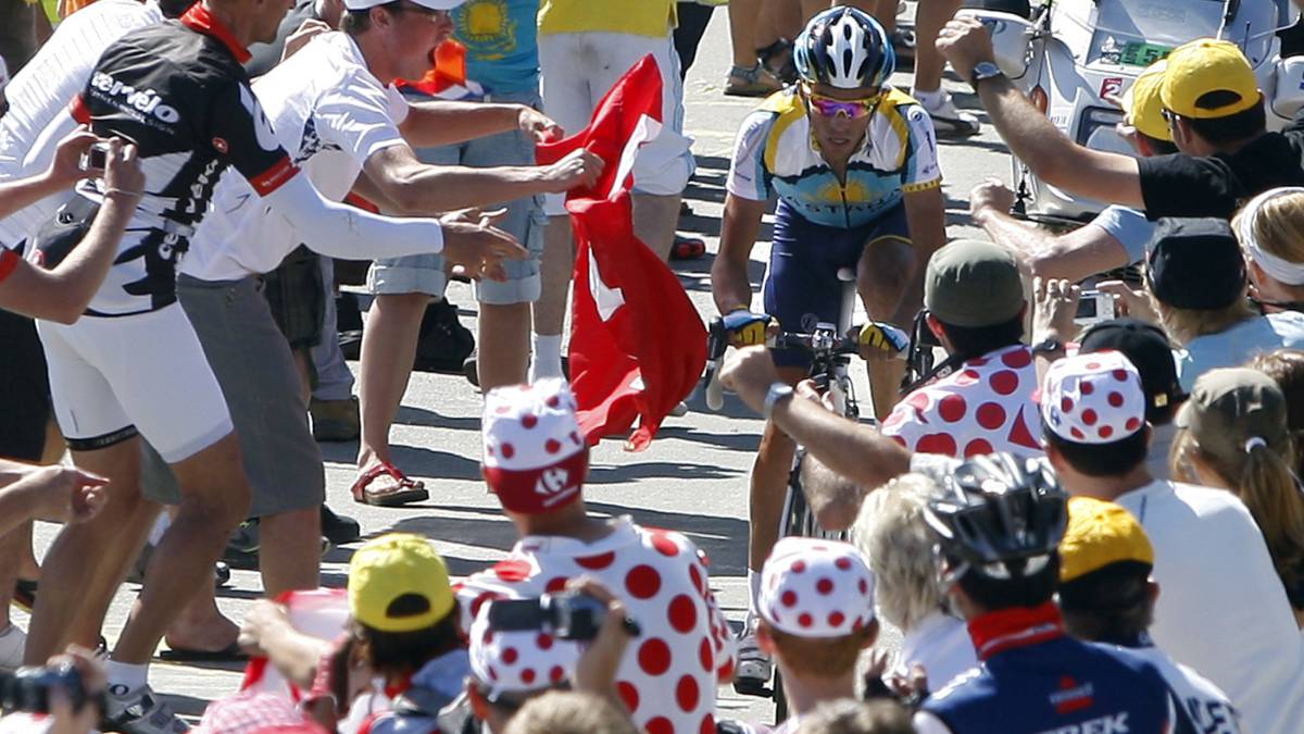 Alberto Contador realiza en solitario la ascensión a Verbier en el Tour de Francia 2009.