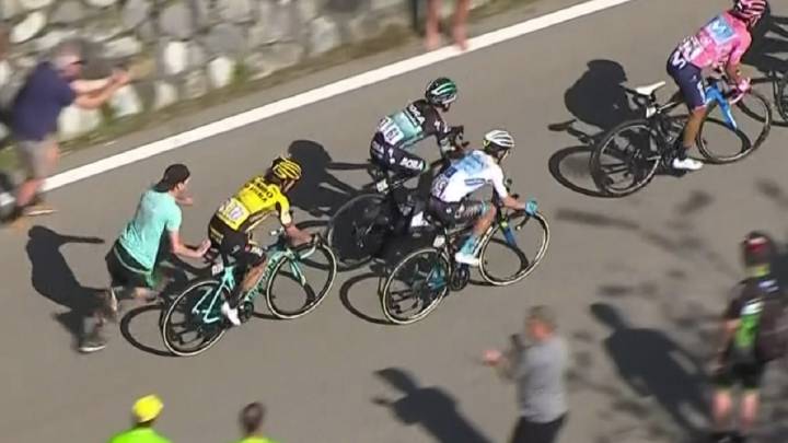 Los aficionados la lían: uno tira a López, que reacciona a golpes, y otros remolcan a Roglic