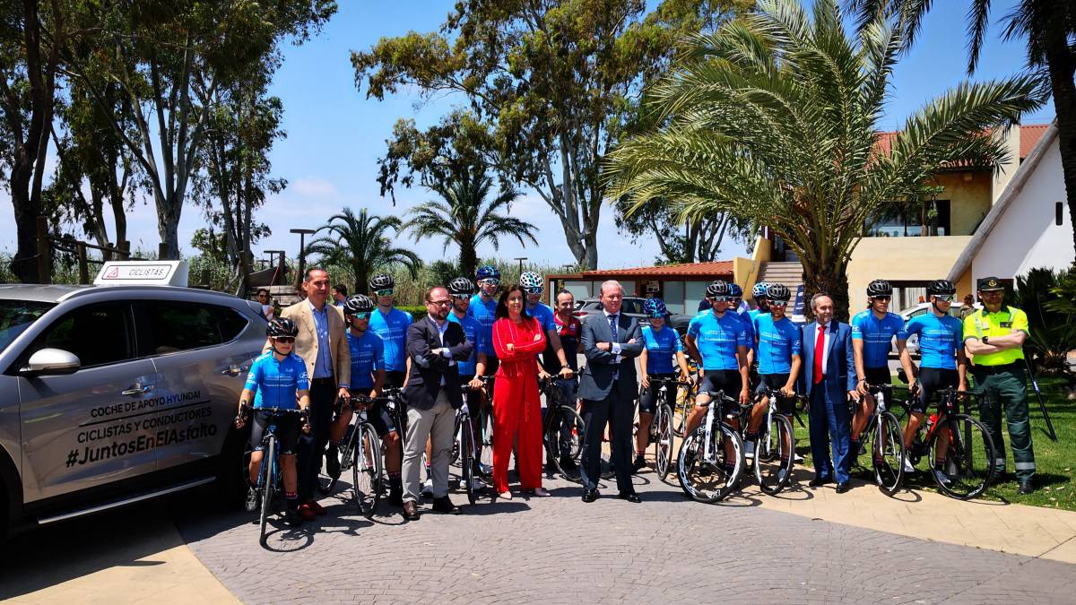 Equipo de deportistas con Leopoldo Satrústegui, director general de Hyundai Motor España, con el resto de portavoces de la campaña, antes de su entrenamiento con el vehículo de apoyo Hyundai.