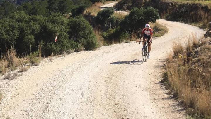 Thomas De Gendt rueda por los tramos de gravilla de la zona incluida dentro de la iniciativa Montañas Vacías.