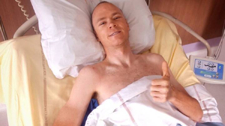 Chris Froome, en la cama del hospital de Saint-Etienne recuperándose de las fracturas que sufrió tras caerse antes de la crono del Dauphiné.