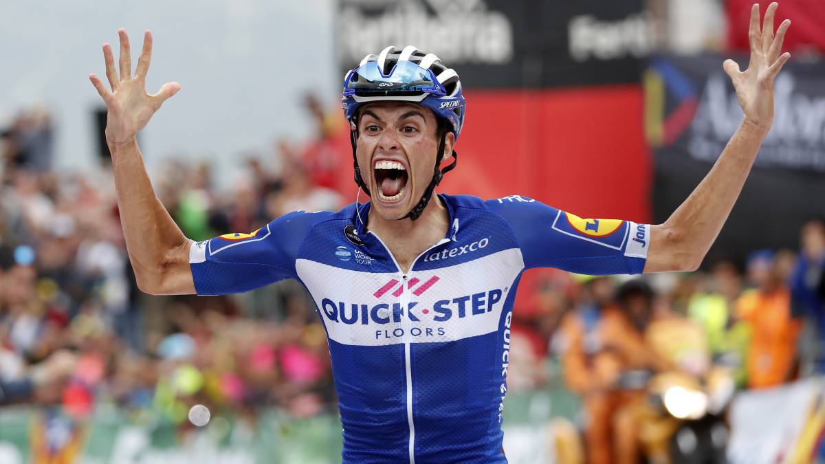 Enric Mas celebra su victoria en el Coll de la Gallina en la 20ª etapa de la Vuelta a España 2018.