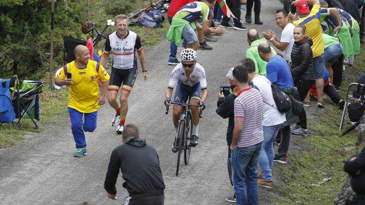 Stefan Denifl asciende la exigente subida a Los Machucos en la Vuelta a España 2017.