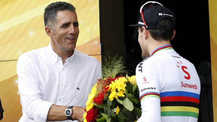 Miguel Indurain saluda a Tom Dumoulin tras su victoria en la crono de Espelette en el Tour de Francia 2018.