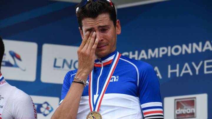 Warren Barguil llora de alegría tras ganar el campeonato de Francia de ciclismo en ruta.