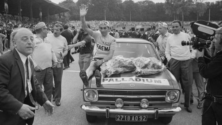 Eddy Merckx brilla de amarillo en la puerta de su casa