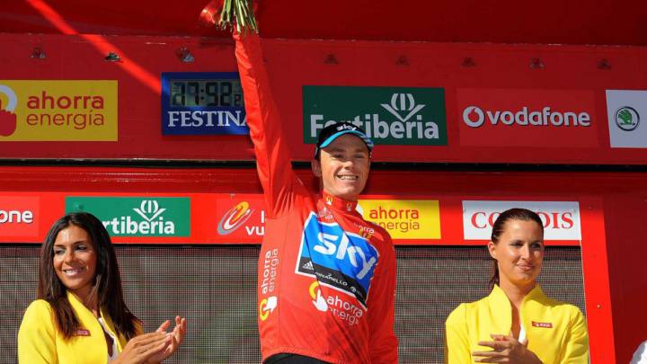 Chris Froome posa con el jersey rojo de líder durante la Vuelta a España 2011.