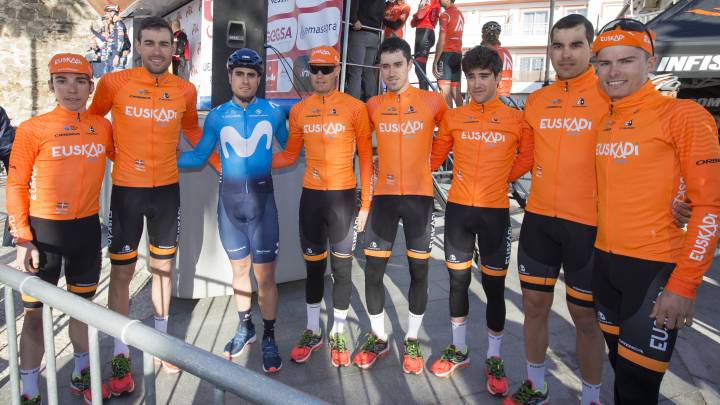 Mikel Landa con los miembros de la Fundación Euskadi.