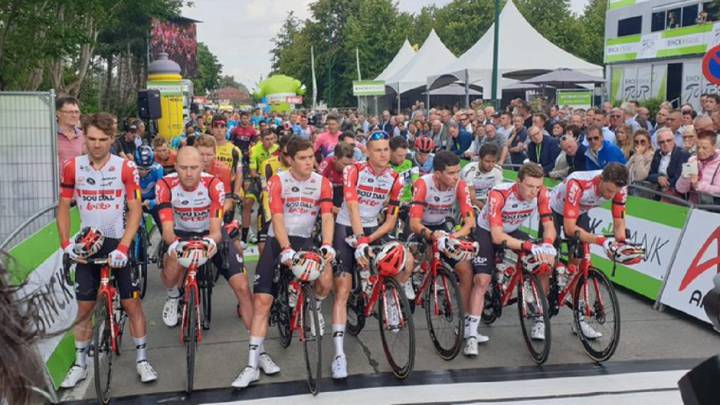 Los ciclistas del Lotto-Soudal encabezan el pelotón en el minuto de silencio en memoria de Bjorg Lambrecht antes de la tercera etapa del BinckBank Tour.
