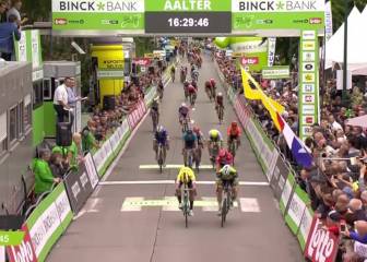 Pleno de Bennett en un esprint de foto finish con Groenewegen