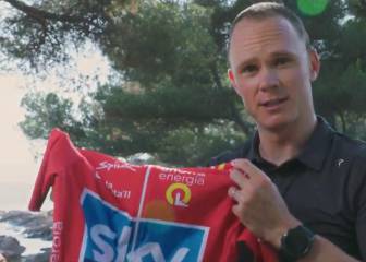 Froome recibe el maillot rojo de la Vuelta 2011 después de que Cobo fuera descalificado