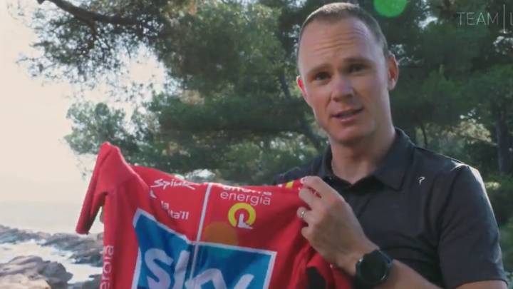 Froome recibe el maillot rojo de la Vuelta 2011 después de que Cobo fuera descalificado