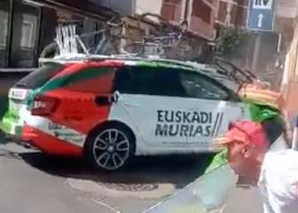 Brutal accidente de carro del Euskadi-Murias contra pared