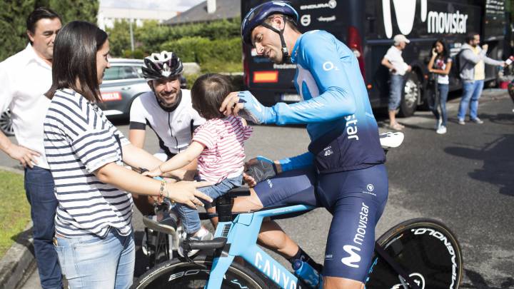 Imanol Erviti, junto a su familia en la primera jornada de descanso de la Vuelta a España.