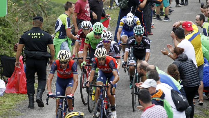 Vincenzo Nibali rueda durante la ascensión a Los Machucos en la Vuelta a España 2017.