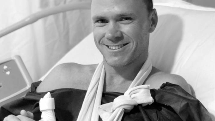 Froome se corta un dedo... ¡con un cuchillo de cocina!