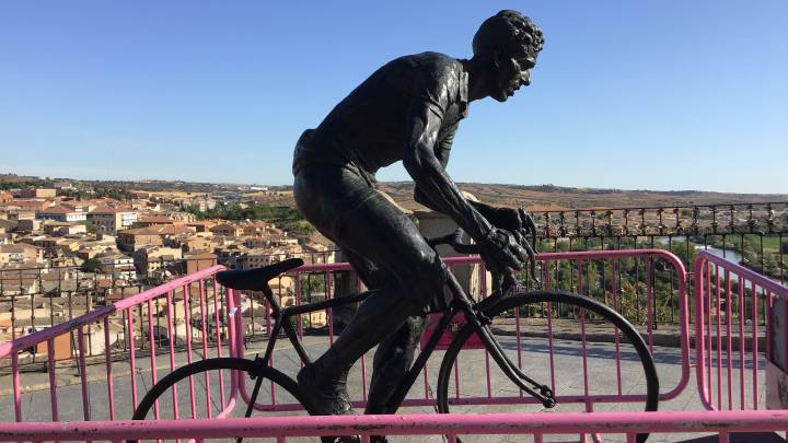 La estatua de Federico Martín Bahamontes ya está colocada en el Miradero de Toledo tras sufrir daños el pasado mes de julio.