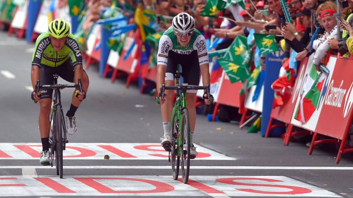 Alex Aranburu llega a meta junto a Fernando Barceló en la duodécima etapa de la Vuelta a España con final en Bilbao.