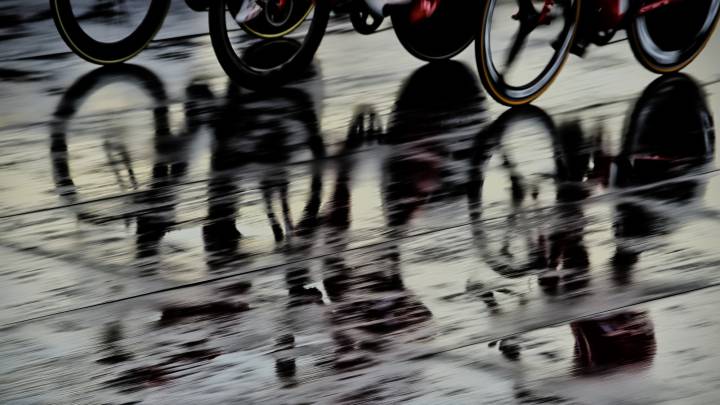 Los ciclistas ruedan durante la contrarreloj mixta de los Mundiales de Ciclismo de Yorkshire.