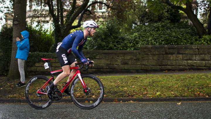 Simmons emula a Evenepoel con una exhibición en solitario