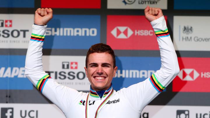 Samuele Battistella celebra su oro.
