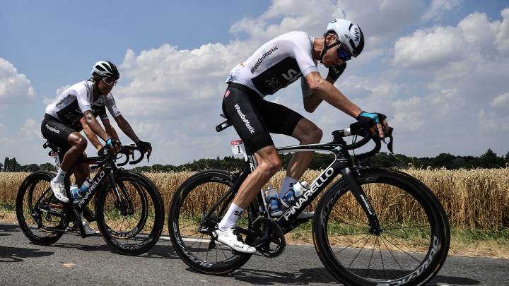 Chris Froome y Egan Bernal ruedan durante una etapa del Tour de Francia 2018.