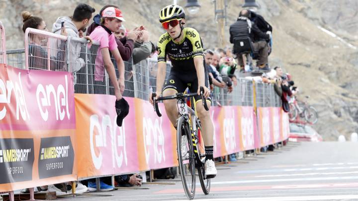 Mikel Nieve llega en segunda posición a la meta de Ceresole Reale, en el Lago Serrú, en la decimotercera etapa del Giro de Italia.