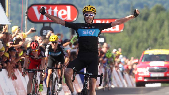 Chris Froome celebra su victoria en La Planche des Belles Filles en el Tour de Francia 2012 con el maillot del Sky.