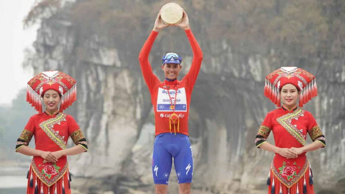 Enric Mas levanta el trofeo de campeón de la clasificación general del Tour de Guangxi 2019.