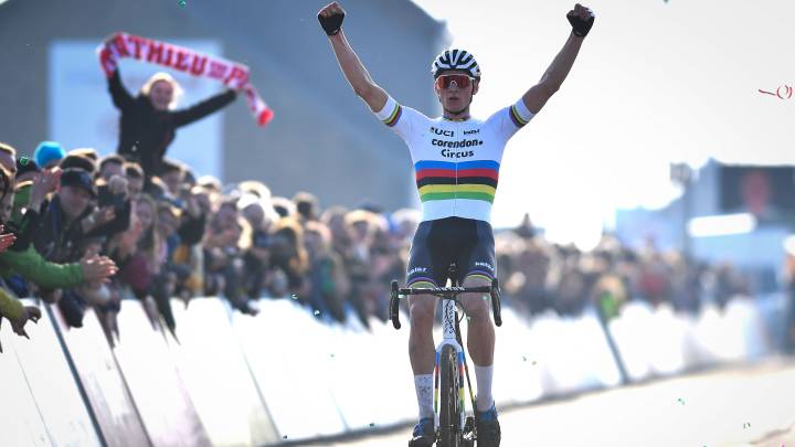 Mathieu Van Der Poel celebra su victoria en el Superprestige de Noordzeecross de ciclocrós.