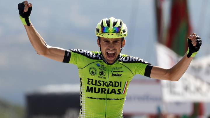 El ciclista del Euskadi-Murias Óscar Rodríguez celebra su victoria en la cima de La Camperona en la Vuelta a España 2018.