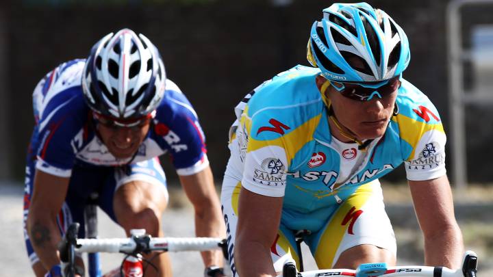 Alexandre Vinokourov y Alexandr Kolobnev ruedan durante la disputa de la Lieja-Bastoña-Lieja de 2010.