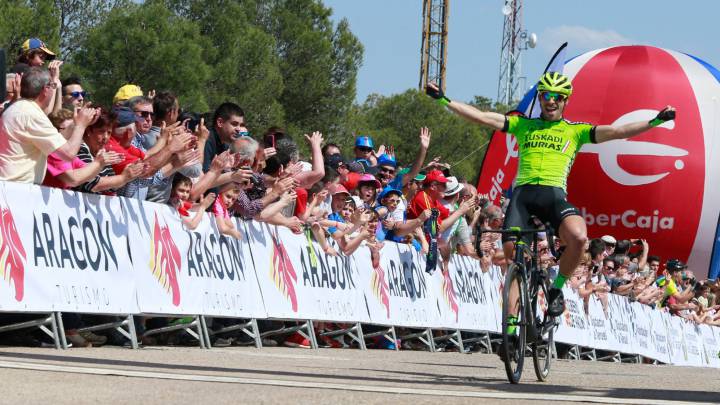 El corredor vasco del Euskadi Murias Jon Aberasturi entra el primero en la meta de la localidad zaragozana de Caspe en la primera etapa de la Vuelta Ciclista a Aragón 2018.