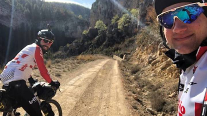 Thomas de Gendt y Tim Wellens, durante su aventura The Final Breakaway 2 en las Montañas Vacías, cerca de Cuenca y Teruel.