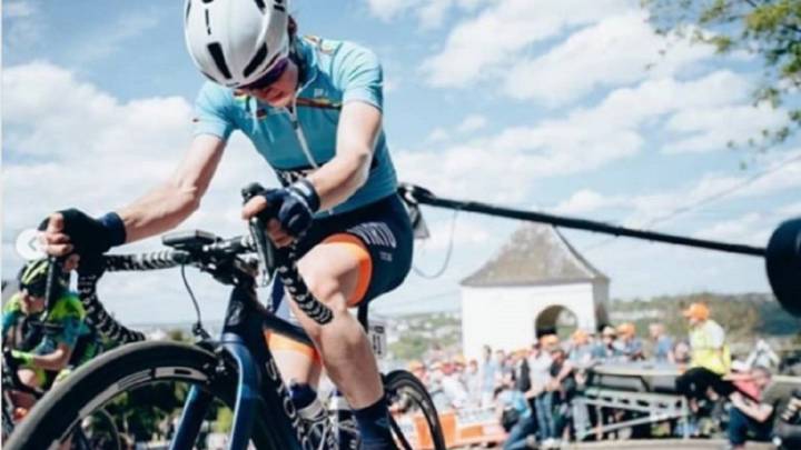 Sofía Bertizzolo sube el Muro de Huy durante la Flecha Valona femenina 2019.