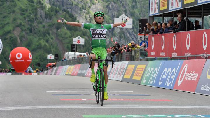 Einer Rubio celebra su victoria en la novena etapa del Giro de Italia sub-23.