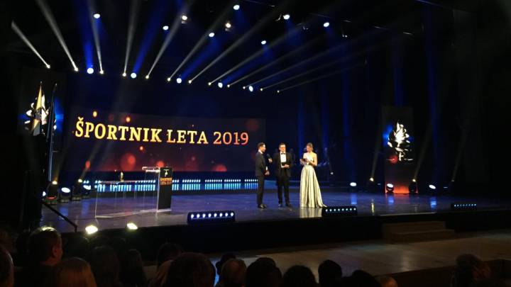 Primoz Roglic recibe el premio a Mejor Deportista del Año 2019 en Eslovenia.