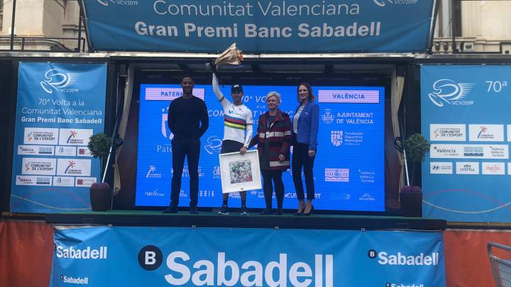 Alejandro Valverde posa como segundo clasificado en la general de la Volta a la Comunitat Valenciana 2019.