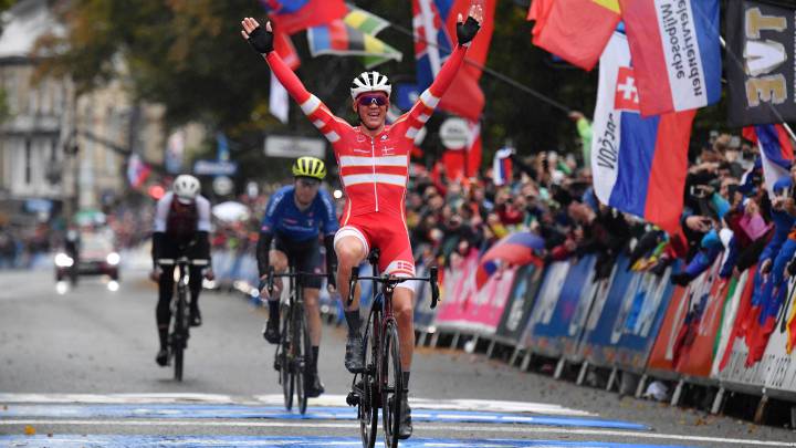 Mads Pedersen celebra su victoria en la prueba de fondo de los Mundiales de Ciclismo en Ruta de Yorkshire 2019.