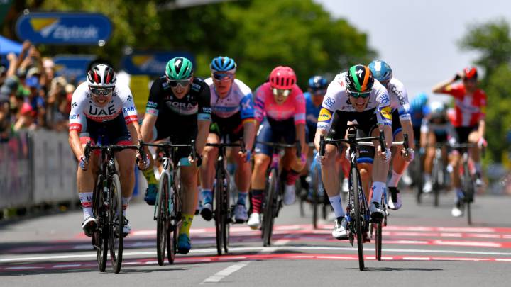 Sam Bennett supera en el esprint a Jasper Philipsen y Erik Baska en la primera etapa del Tour Down Under con final en Tanunda.