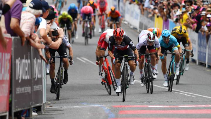 Caleb Ewan lanza el esprint para lograr la victoria en la segunda etapa del Tour Down Under con final en Stirling.
