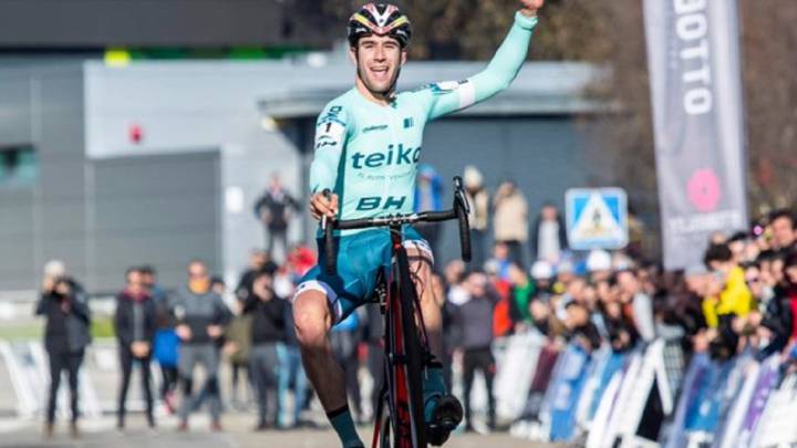 Felipe Orts celebra una victoria durante una prueba de ciclocross.