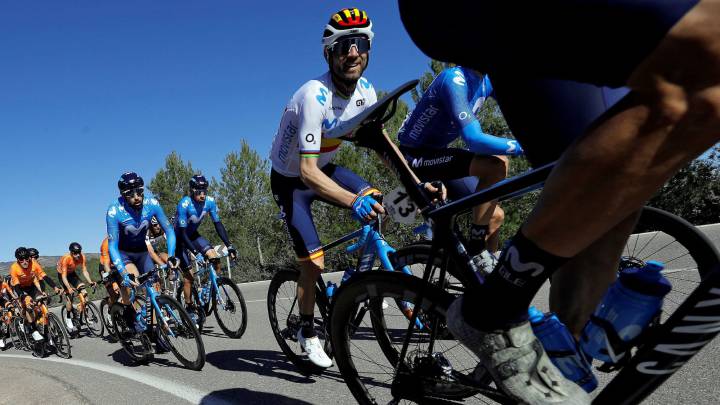 El corredor murciano del equipo Movistar, Alejandro Valverde, corre entre sus compañeros de equipo durante la disputa de la 1ª de la primera etapa de la 71ª edición de La Vuelta Ciclista a la Comunitat Valenciana.