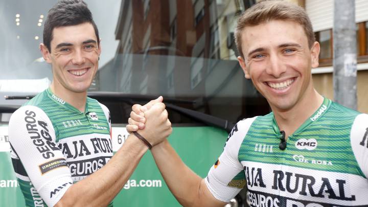 Alex Aranburu y Jonathan Lastra posan en una entrevista para AS durante la Vuelta a España 2019.