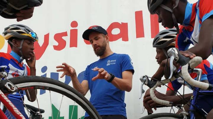 El ciclistas Víctor Campenaerts habla con jóvenes ciclistas de Namibia.