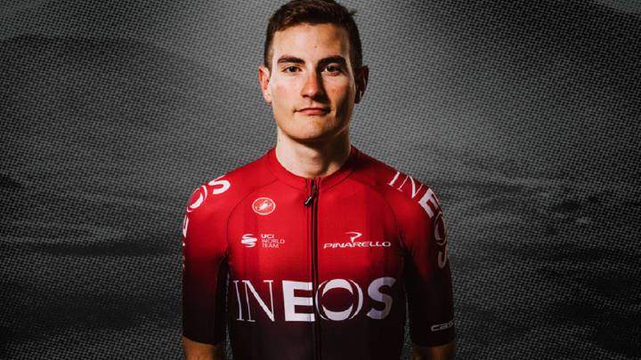 Carlos Rodríguez posa con el maillot del Ineos.