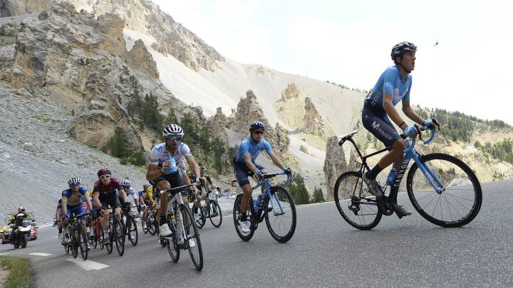 Alejandro Valverde, Mikel Landa, Marc Soler y Geraint Thomas ruedan en el pelotón en la subida al Col de l'Izoard en el Tour de Francia 2019.