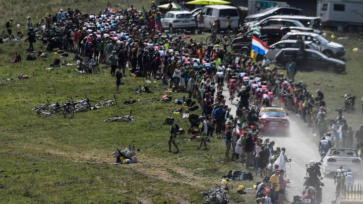 El pelotón asciende por el tramo de gravel del Plateau des Glieres durante la décima etapa del Tour de Francia 2018.