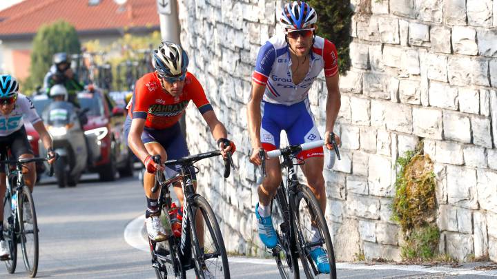 Vincenzo Nibali y Thibaut Pinot ruedan en cabeza durante el Giro de Lombardía de 2018.